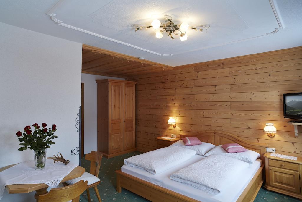Ferienhof Weissenbach Holzgau Exterior foto